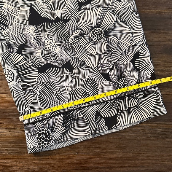 Express Stylist Super High Waisted Satin Pleated Wide Leg Floral Pant 6 Regular - Picture 9 of 15